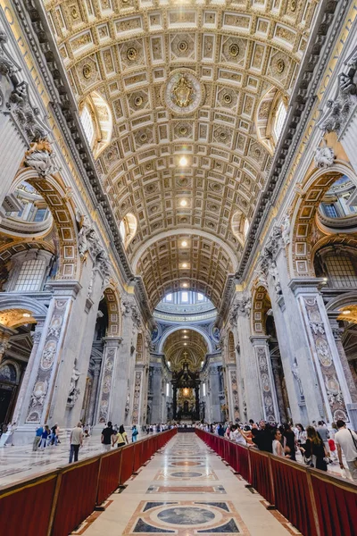 Rome, Italië - omstreeks juni 2017: Binnen St. Peter's Basiliek in Vaticaan, Rome, Italië omstreeks juni 2017. — Stockfoto