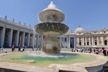 Vatikan - Haziran 2017 yaklaşık: Haziran 2017 yılında güneşli bir günde bir St. Peter's Meydanı Vatikan ' St. Peter's Bazilikası'nın önünde Maderno'nın Çeşmesi. 