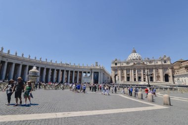 Vatikan - Haziran 2017 yaklaşık: St. Peter's Meydanı'Vatikan görünümünü Haziran 2017 yılında güneşli bir günde. 