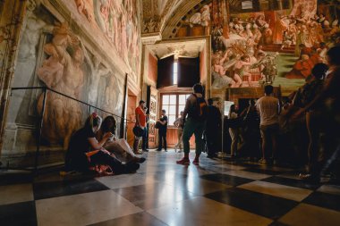 Vatikan - Haziran 2017 yaklaşık: Raphael odalarda güzel paimtings ve Vatikan, Roma, İtalya Haziran 2017 yılında Vatikan Müzeleri içindeki sanat eserleri. 