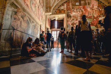 Vatikan - Haziran 2017 yaklaşık: Raphael odalarda güzel paimtings ve Vatikan, Roma, İtalya Haziran 2017 yılında Vatikan Müzeleri içindeki sanat eserleri. 