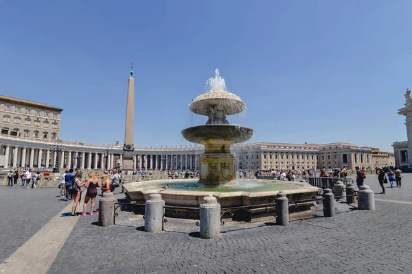 Vatikan - Haziran 2017 yaklaşık: Haziran 2017 yılında güneşli bir günde bir St. Peter's Meydanı Vatikan ' St. Peter's Bazilikası'nın önünde Maderno'nın Çeşmesi. — Stok fotoğraf