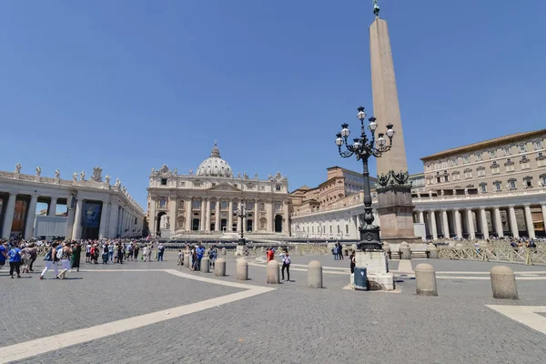 Vatikan - Haziran 2017 yaklaşık: St. Peter's Meydanı'Vatikan görünümünü Haziran 2017 yılında güneşli bir günde. — Stok fotoğraf