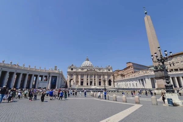 Vatikan - Haziran 2017 yaklaşık: St. Peter's Meydanı'Vatikan görünümünü Haziran 2017 yılında güneşli bir günde. — Stok fotoğraf