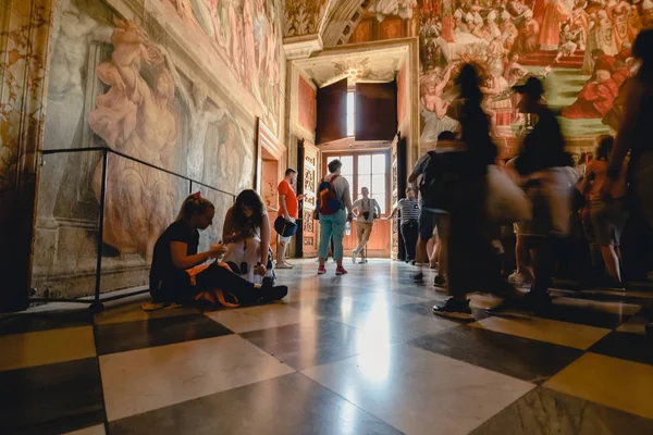 Vatican city - ca. juni 2017: raphael zimmer mit schönen gemälden und kunstwerken in vatican museen in vatican, rom, italien im juni 2017. — Stockfoto