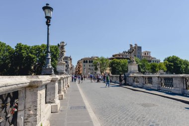 Rome, İtalya - Haziran 2017 yaklaşık: Köprü Ponte Umberto ı gün güneşli yaz Haziran 2017 yılında Roma, İtalya Tiber Nehri üzerinde.
