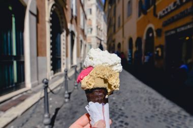 Rome, İtalya - Haziran 2017 yaklaşık: gelato dondurma bir con gelen ünlü eski gelateria Giolitti Haziran 2017 yılında Merkezi Roma, İtalya. 
