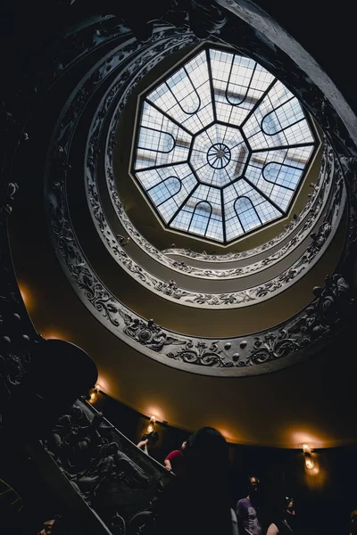 Vaticaanstad - Circa juni 2017: prachtige wenteltrap in de Vaticaanse musea in het Vaticaan, Rome, Italië in juni 2017. — Stockfoto