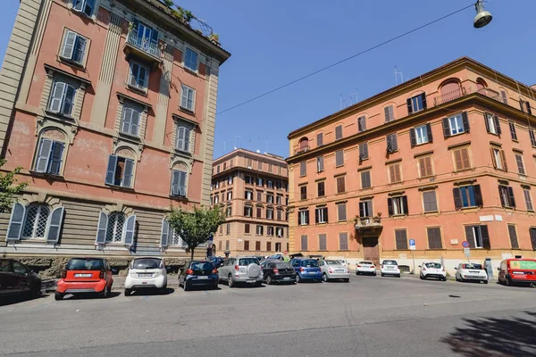 Rom, Italien - Circa juni 2017: små gatan och gamla byggnader med vackra gamla fasader i centrala Rom, Italien i juni 2017. — Stockfoto