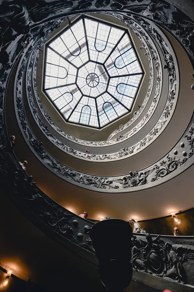 Vaticaanstad - Circa juni 2017: prachtige wenteltrap in de Vaticaanse musea in het Vaticaan, Rome, Italië in juni 2017. — Stockfoto