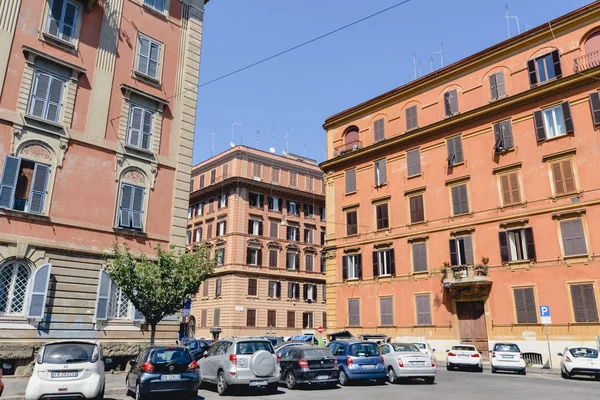 Рим (Італія)-близько 2017 червня: невеликий вулиці і старих будівель з красивою стародавніх фасадів в Римі, Італії у червні 2017. — стокове фото