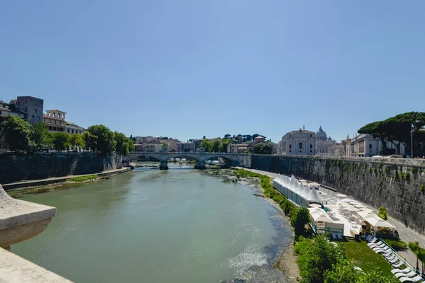 2017 年 6 月の日当たりの良い夏の日のローマ、イタリアのローマ、イタリア - 2017 年 6 月頃: テベレ川. — ストック写真