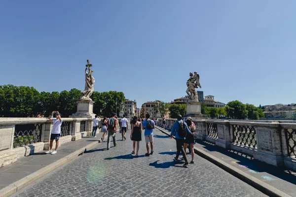 ローマ, イタリア - 2017 年 6 月頃: 橋ポンテ ウンベルト私は 2017 年 6 月の日当たりの良い夏の日のローマ、イタリアのテヴェレ川上. — ストック写真