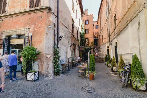 Rom, Italien - Circa juni 2017: små gatan och gamla byggnader med vackra gamla fasader i centrala Rom, Italien i juni 2017. — Stockfoto