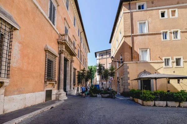 ROME, ITALY - CIRCA JUNE 2017: small street and old buildings with beautiful ancient facades in central Rome, Italy   in June 2017. — Stock Photo, Image