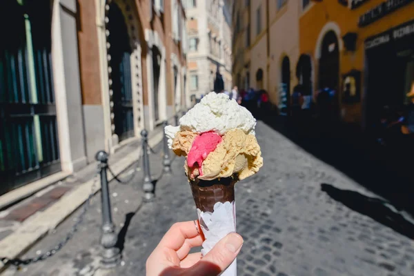 ROME, ITALIE - CIRCA JUIN 2017 : glace glacée dans une arnaque de la célèbre vieille gelateria Giolitti au centre de Rome, Italie en juin 2017 . — Photo