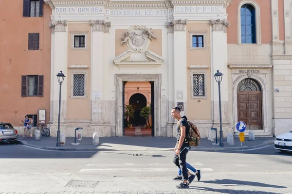 ROMA, ITALIA - CIRCA JUNIO 2017: calle con antigua fachada de palacio antiguo en el centro de Roma, Italia en junio de 2017 . — Foto de Stock