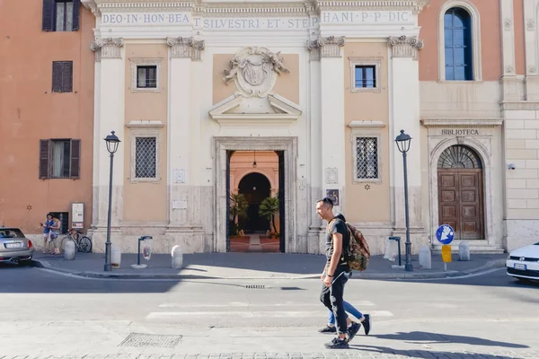 ROMA, ITÁLIA - CIRCA JUNHO 2017: rua com antiga fachada palaciana no centro de Roma, Itália, em junho de 2017 . — Fotografia de Stock