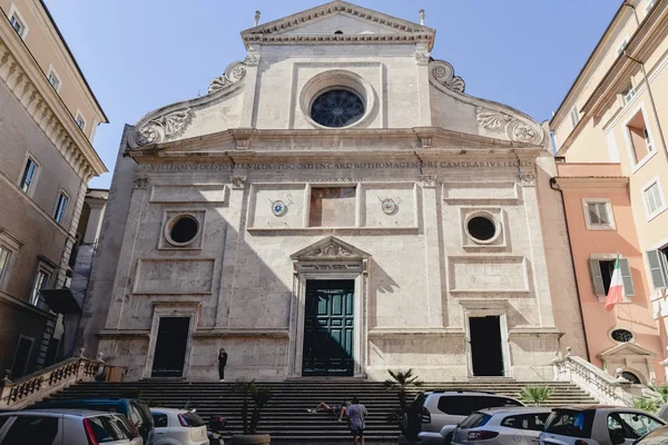 Řím, Itálie - cca června 2017: staré antické katolické církve fasáda v centru Říma v červnu 2017. — Stock fotografie