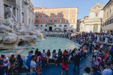 Rome, İtalya - Haziran 2017 yaklaşık: Roma, İtalya Haziran 2017 yaklaşık Nicola Salvi tarafından ünlü Trevi Fountain yakınındaki turistler bir sürü. 