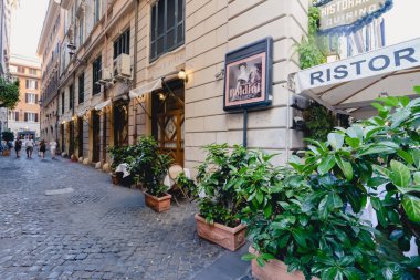 Rome, İtalya - Haziran 2017 yaklaşık: sokakta Trastevere mahalle inrome, İtalya Haziran 2017 yılında güneşli yaz gününde.