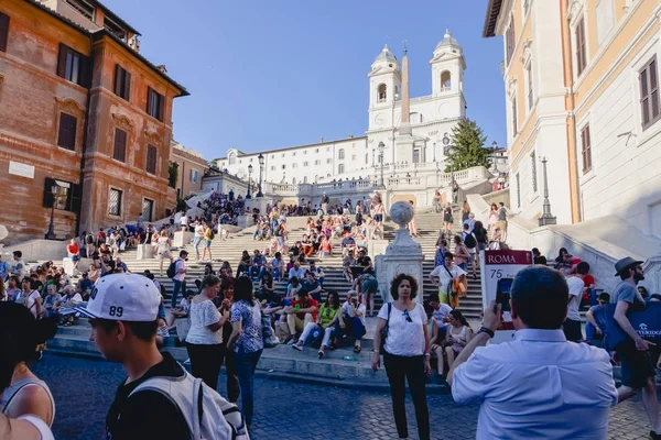 ROMA, ITALIA - CIRCA JUNIO 2017: famosos pasos españoles en Piazza di Spagna en el centro de Roma, Italia en junio de 2017 . — Foto de Stock