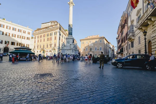 ROMA, ITALIA - CIRCA JUNIO 2017: Columna de la Inmaculada Concepción en Piazza Mignanelli en el centro de Roma, Italia en junio de 2017 . — Foto de Stock