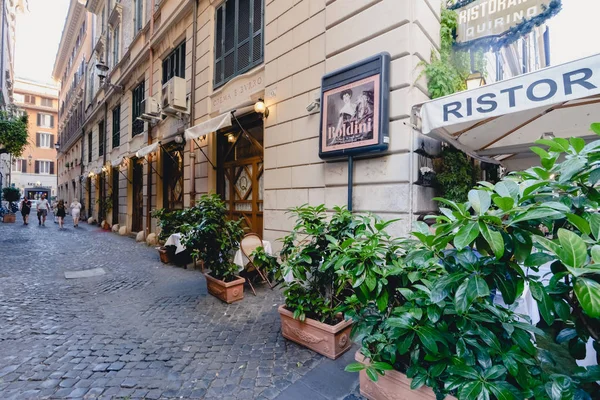 ROMA, ITALIA - CIRCA JUNIO 2017: calle en el barrio de Trastevere en Roma, Italia en un día soleado de verano en junio de 2017 . — Foto de Stock