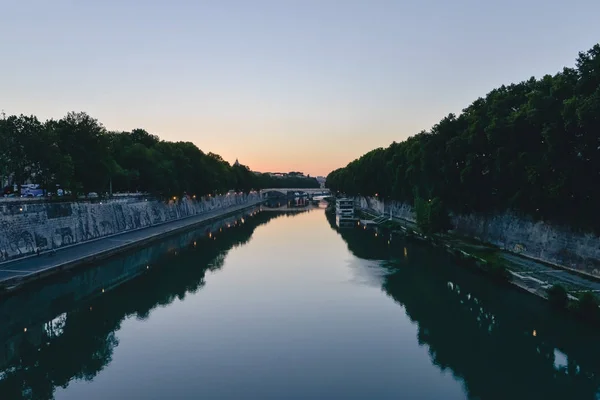 ROMA, ITALIA - CIRCA JUNIO 2017: Río Tíber en Roma, Italia al atardecer del día de verano en junio de 2017 . —  Fotos de Stock