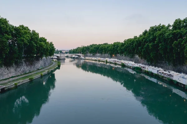 Roma, İtalya - Haziran 2017 yaklaşık: Tiber Nehri'nde günbatımı yaz günü Haziran 2017 yılında Roma, İtalya. — Stok fotoğraf