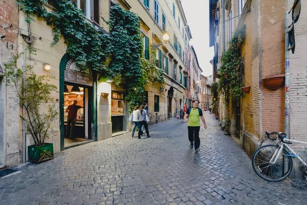 Róma, Olaszország - Circa 2017. június: a Trastevere környéken inrome, egy napsütéses nyári nap-június 2017-ben Olaszország utca. — Stock Fotó