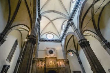 Florence, İtalya - Haziran 2017 yaklaşık: yüksek tavanlı ve Santa Maria del Fiore veya Katedrali, Floransa, İtalya Haziran 2017'içinde kemerler.