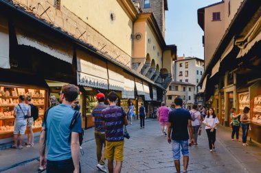 Florence, İtalya - Haziran 2017 yaklaşık: insanlar Ponte Vecchio Floransa, İtalya Haziran 2017'içinde zanaat ve takı mağaza ile yürüyüşte.