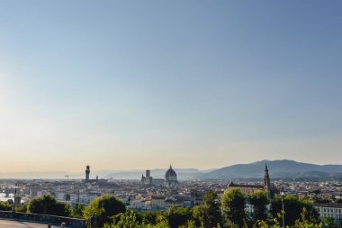 Florence, İtalya - Haziran 2017 yaklaşık: eski şehir merkezi Floransa ve Uzaktan Sunset'teki Floransa Katedrali, İtalya Haziran 2017'kubbe havadan görünümü.