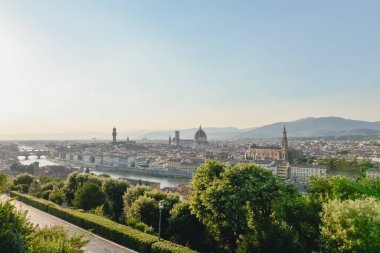 Florence, İtalya - Haziran 2017 yaklaşık: eski şehir merkezi Floransa ve Uzaktan Sunset'teki Floransa Katedrali, İtalya Haziran 2017'kubbe havadan görünümü.