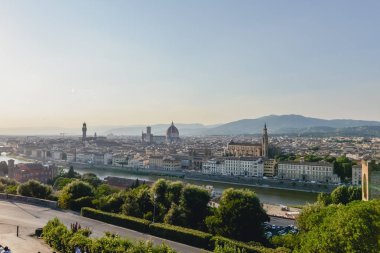 Florence, İtalya - Haziran 2017 yaklaşık: eski şehir merkezi Floransa ve Uzaktan Sunset'teki Floransa Katedrali, İtalya Haziran 2017'kubbe havadan görünümü.