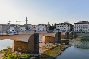 Florence, İtalya - Haziran 2017 yaklaşık: Ponte alle Floransa, İtalya Haziran 2017 yılında Arno Nehri üzerinde Grazie köprü.