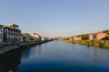 Florence, İtalya - Haziran 2017 yaklaşık: Arno Nehri akşam Floransa, İtalya Haziran 2017 yılında.