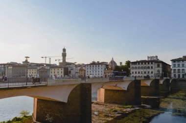 Florence, İtalya - Haziran 2017 yaklaşık: Ponte alle Floransa, İtalya Haziran 2017 yılında Arno Nehri üzerinde Grazie köprü.
