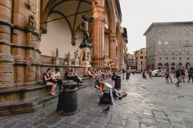 Florence, İtalya - Haziran 2017 yaklaşık: Floransa, İtalya Haziran 2017 yılında Piazza della Signoria, Loggia dei Lanzi.