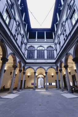 Florence, İtalya - Haziran 2017 yaklaşık: kemerli ve Palazzo Medici Riccardi Floransa, İtalya Haziran 2017 yılında iç avlunun akşam sütunlar.