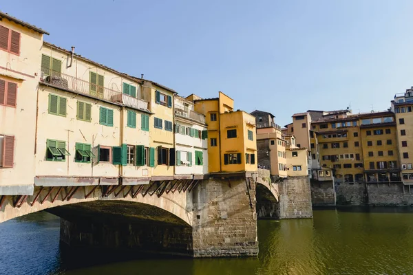 FIRENZE, ITALIA - CIRCA GIUGNO 2017: veduta della facciata di Ponte Vecchio a Firenze nel giugno 2017 . — Foto Stock