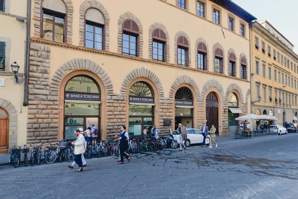 FLORENCIA, ITALIA - CIRCA JUNIO 2017: hombres elegantes caminan en el centro de la ciudad vieja con edificios florentinos viejos en Florencia, Italia en junio 2017 . — Foto de Stock