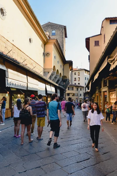 FLORENÇA, ITÁLIA - CIRCA JUNE 2017: as pessoas caminham na Ponte Vecchio com artesanato e joalharia em Florença, Itália, em junho de 2017 . — Fotografia de Stock