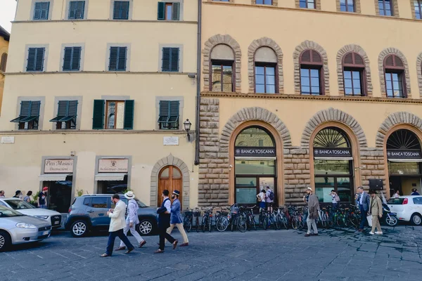 FLORENCIA, ITALIA - CIRCA JUNIO 2017: hombres elegantes caminan en el centro de la ciudad vieja con edificios florentinos viejos en Florencia, Italia en junio 2017 . — Foto de Stock