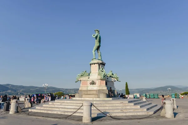 FIRENZE, ITALIA - CIRCA GIUGNO 2017: Statua in bronzo di David in Piazzale Michelangelo a Firenze nel giugno 2017 . — Foto Stock