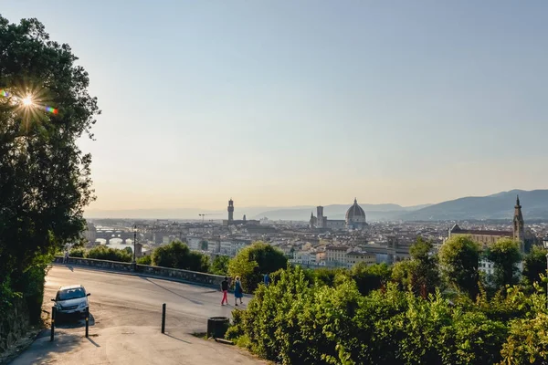 FIRENZE, ITALIA - CIRCA GIUGNO 2017: veduta aerea del centro storico di Firenze e della cupola del Duomo di Firenze da lontano al tramonto, Italia nel giugno 2017 . — Foto Stock