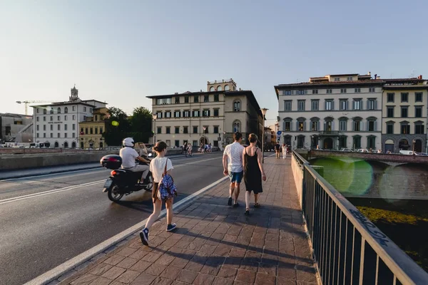 FLORENCIA, ITALIA - CIRCA JUNIO 2017: Puente de Ponte alle Grazie sobre el río Arno en Florencia, Italia en junio de 2017 . — Foto de Stock