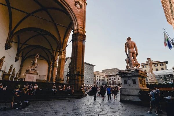 FIRENZE, ITALIA - CIRCA GIUGNO 2017: Loggia dei Lanzi in Piazza della Signoria a Firenze nel giugno 2017 . — Foto Stock