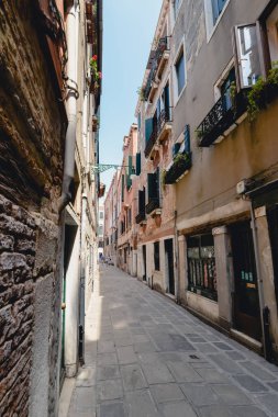 Venice, İtalya - Haziran 2017 yaklaşık: Eski Venedik binalar Venedik, İtalya Haziran 2017'merkezinde dar sokakta.